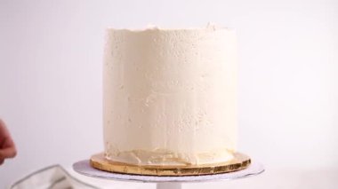 Beyaz buttercream buzlanma ile pembe ve mor pasta frosting Baker.