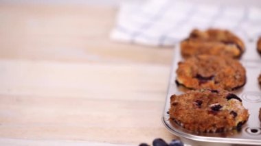 Fırın yaban mersinli kek tarçın ve Şeker Tepesi ile Out.