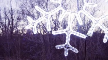 Kar tanesi şeklinde açık Noel ışıkları.