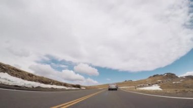 Denver, Colorado, ABD-Mayıs 27, 2018 - sürüş iz Ridge yolda sezonun açılış hafta sonu Rocky Dağı Milli Parkı içinde.