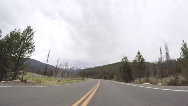 Conducir Por Carretera Pavimentada Parque Nacional Las Montañas Rocosas — Vídeo de stock