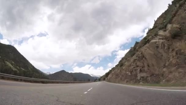 驾驶在山高速公路40在 Berthoud 通过在夏天 — 图库视频影像