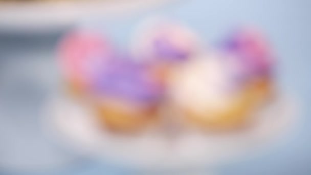 Медовий Єдиноріг Рожевим Фіолетовим Масляним Морозивом Синьому Фоні — стокове відео