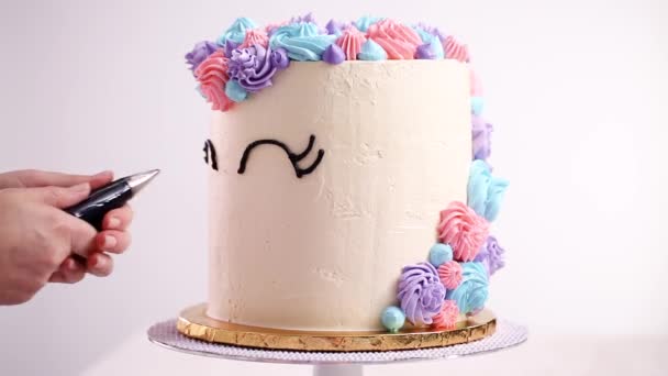 Zaman Atlamalı Baker Boru Pastel Renk Buttercream Rozet Beyaz Bir — Stok video