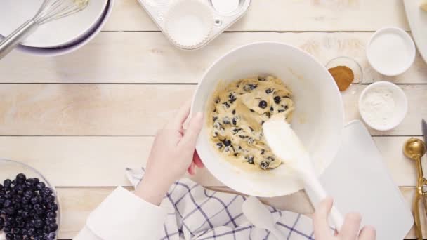 Misturando Ingredientes Juntos Tigela Mistura Para Muffins Mirtilo — Vídeo de Stock