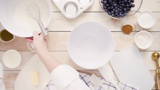 Desfasamento Temporal Misturando Ingredientes Juntos Tigela Mistura Para Muffins Mirtilo — Vídeo de Stock