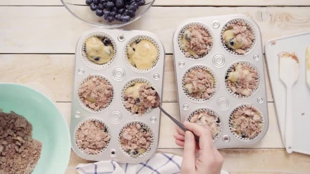 Scooping Cannella Zucchero Topping Pastella Muffin Mirtillo — Video Stock