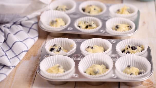 Scooping Blueberry Muffin Beslag Muffin Metaalpan — Stockvideo