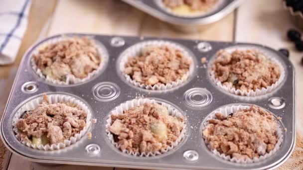 Yaban Mersinli Kek Hamuru Metal Muffin Tava Içine Scooping — Stok video