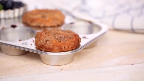 Muffins Aux Myrtilles Sortis Four Avec Garniture Cannelle Sucre — Video