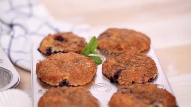 Blueberry Muffins Metal Muffin Pan Dışarı Alarak — Stok video