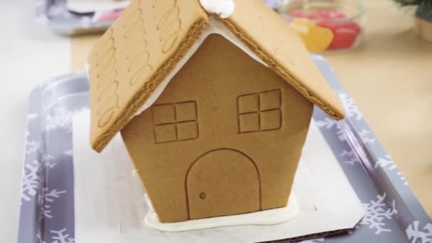 Festa Crianças Para Decorar Pequenas Casas Gengibre Com Doces — Vídeo de Stock