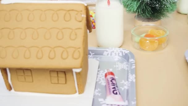 Kinderen Partij Voor Het Decoreren Van Kleine Peperkoekhuisjes Met Snoepjes — Stockvideo