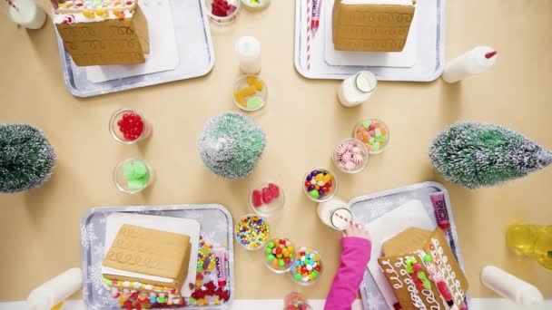 Acostado Paso Paso Niños Decorando Pequeñas Casas Pan Jengibre Fiesta — Vídeos de Stock