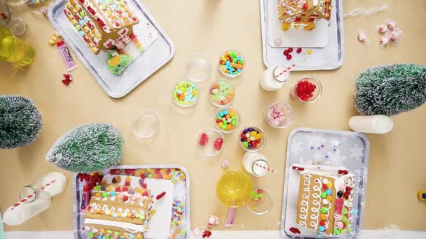 Acostado Paso Paso Niños Decorando Pequeñas Casas Pan Jengibre Fiesta — Vídeo de stock