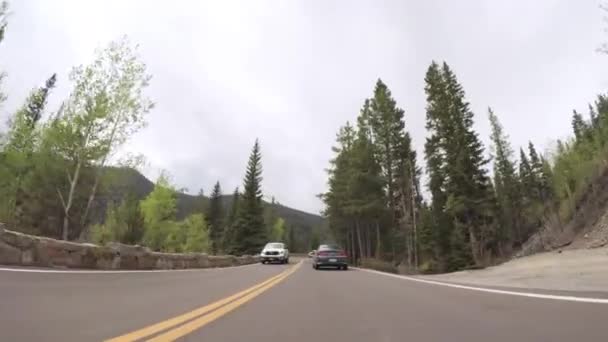 2018 デンバー コロラド州 ロッキー山国立公園内の舗装道路で運転 — ストック動画