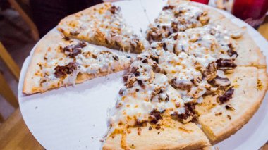 Küçük dağ kasabası pizza restoranda yemek out.