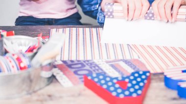 Adım adım. Anne ve kızı kağıt havai fişek 4 Temmuz için yapım kutlama.