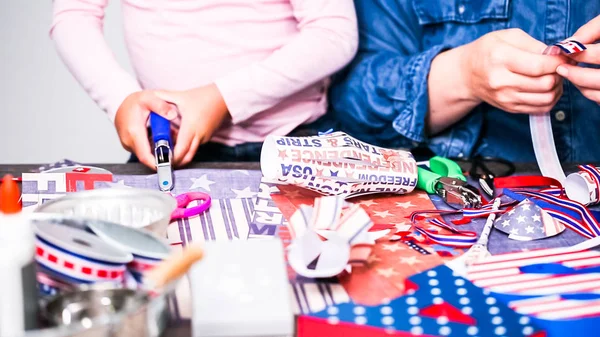 Paso Paso Madre Hija Haciendo Petardos Papel Para Celebración Del — Foto de Stock