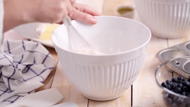 Time Lapse Mengen Van Ingrediënten Samen Mengkom Voor Bosbessen Muffins — Stockvideo