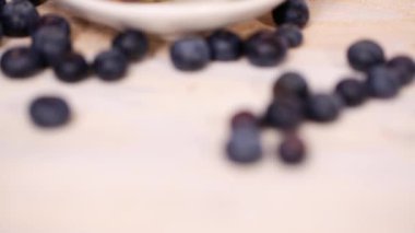 Fırın yaban mersinli kek tarçın ve Şeker Tepesi ile Out.