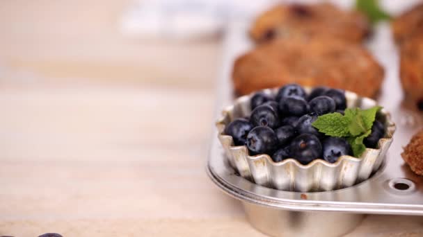 Fahéj Cukor Feltöltéssel Sütő Áfonyás Muffin — Stock videók