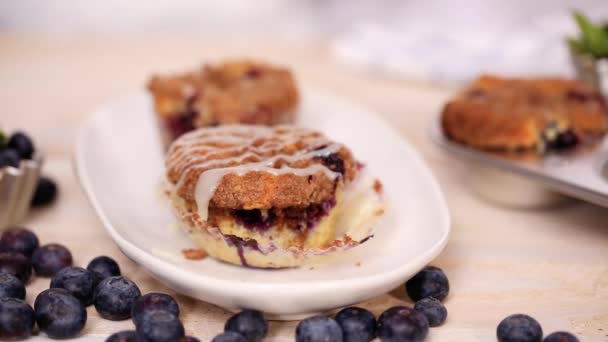 Tid Förflutit Lätt Regn Vit Choklad Ovanpå Blueberry Muffins — Stockvideo