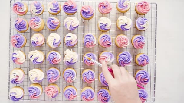 Flat Lag Afstoffen Van Kleine Vanille Cupcakes Met Voedsel Glittery — Stockvideo