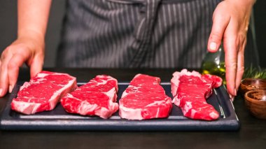 Ham New York şerit biftek ağaç kesme tahtası.