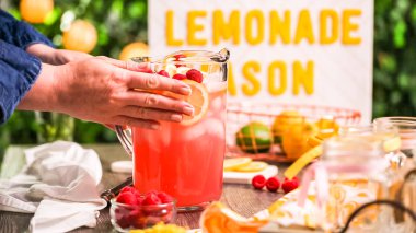 Adım adım. Taze limon ve mason kavanoz içme içinde ahududu ile hazırlama frambuazlı limonata.