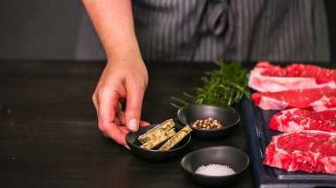 Ham New York şerit biftek ağaç kesme tahtası.