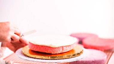 Pembe ve mor pasta katının montaj Baker yapmak için tek boynuzlu at kek küçük kızın Doğum günü partisi için.