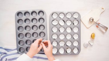 Düz yatıyordu. Kağıt cupcake gömlekleri ile astar cupcake tavada.