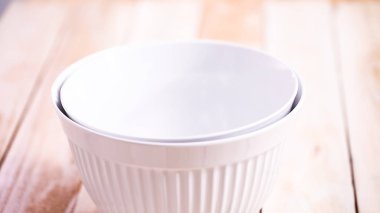 Masada ev yapımı blueberry muffins yapmak için malzemeler.