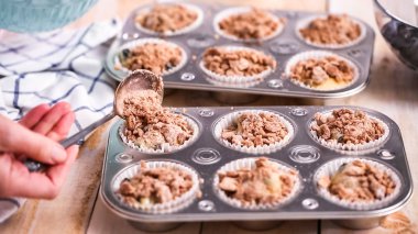 Tarçın ve şeker yaban mersinli kek hamuru üzerinde Tepesi scooping.