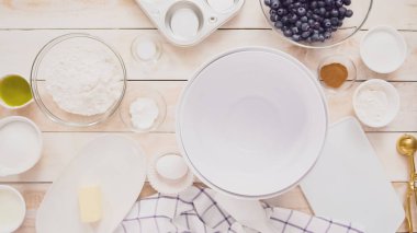 Masada ev yapımı blueberry muffins yapmak için malzemeler.