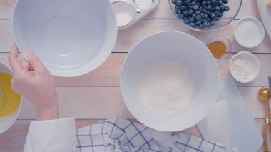 Blueberry muffins için karıştırma kase içinde birlikte malzemeyi karıştırma.