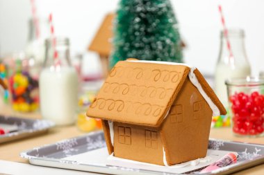 Küçük gösterişli evler şekerler ile süslemek için çocuklar parti.