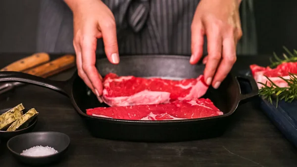 Råa New York Strip Biffar Gjutjärn Stekpanna — Stockfoto