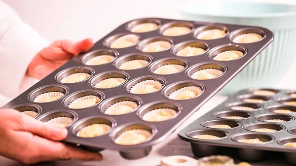 Scooping Vanília Cupcake Tésztát Cupcake Hüvelyek — Stock Fotó