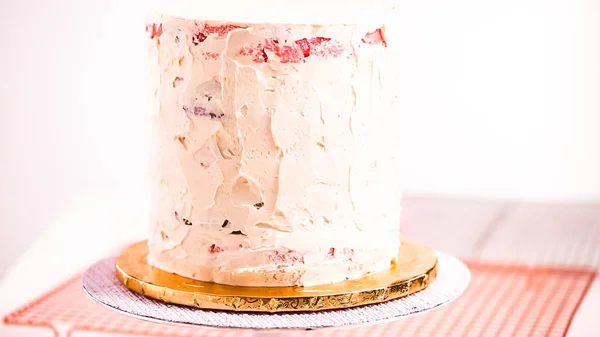 Baker Růžové Fialové Dort Bílou Buttercream Poleva Poleva — Stock fotografie