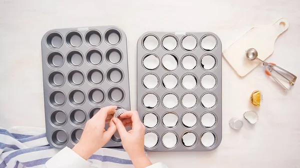 Düz yatıyordu. Kağıt cupcake gömlekleri ile astar cupcake tavada.