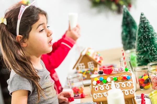 Kids Decorating Small Gingerbread Houses Christmas Craft Party — Stock Photo, Image