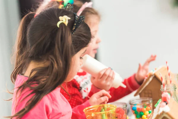 Kinderen Versieren Kleine Ontbijtkoek Tijdens Kerst Huizen Ambachtelijke Partij — Stockfoto