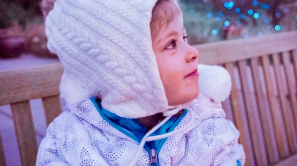 Meisje Het Bankje Het Park Winter — Stockfoto