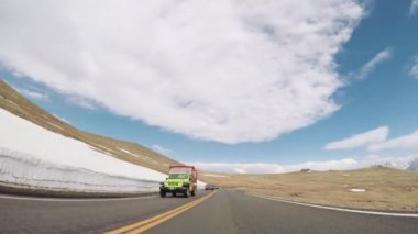 Denver, Colorado, ABD-Mayıs 27, 2018 - sürüş iz Ridge yolda sezonun açılış hafta sonu Rocky Dağı Milli Parkı içinde.