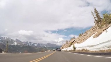 Denver, Colorado, ABD-Mayıs 27, 2018 - sürüş iz Ridge yolda sezonun açılış hafta sonu Rocky Dağı Milli Parkı içinde.