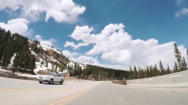 Denver, Colorado, ABD-Mayıs 27, 2018 - yaz aylarında Florence Pass üzerinde 40 dağ otoyolda sürüş.