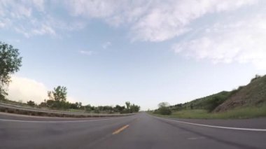 Boulder alan de döşeli yol sürüş.