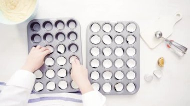 Düz yatıyordu. Kağıt cupcake gömlekleri ile astar cupcake tavada.